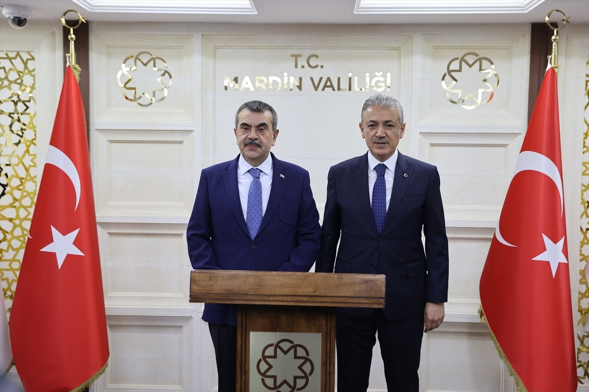 Milli Eğitim Bakanı Yusuf Tekin, Mardin Valiliğini ziyaret ederek Şeref Defteri'ni imzaladı...