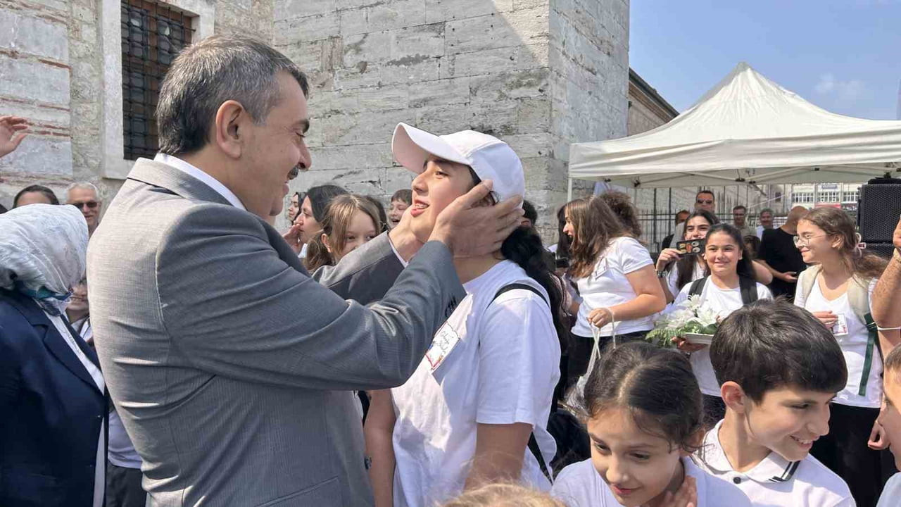 MİLLİ EĞİTİM BAKANI YUSUF TEKİN, ÖĞRENCİLERİN KALEMİNDEN ÇIKAN 3 BİN 2 KİTABIN YER ALDIĞI RAMİ...
