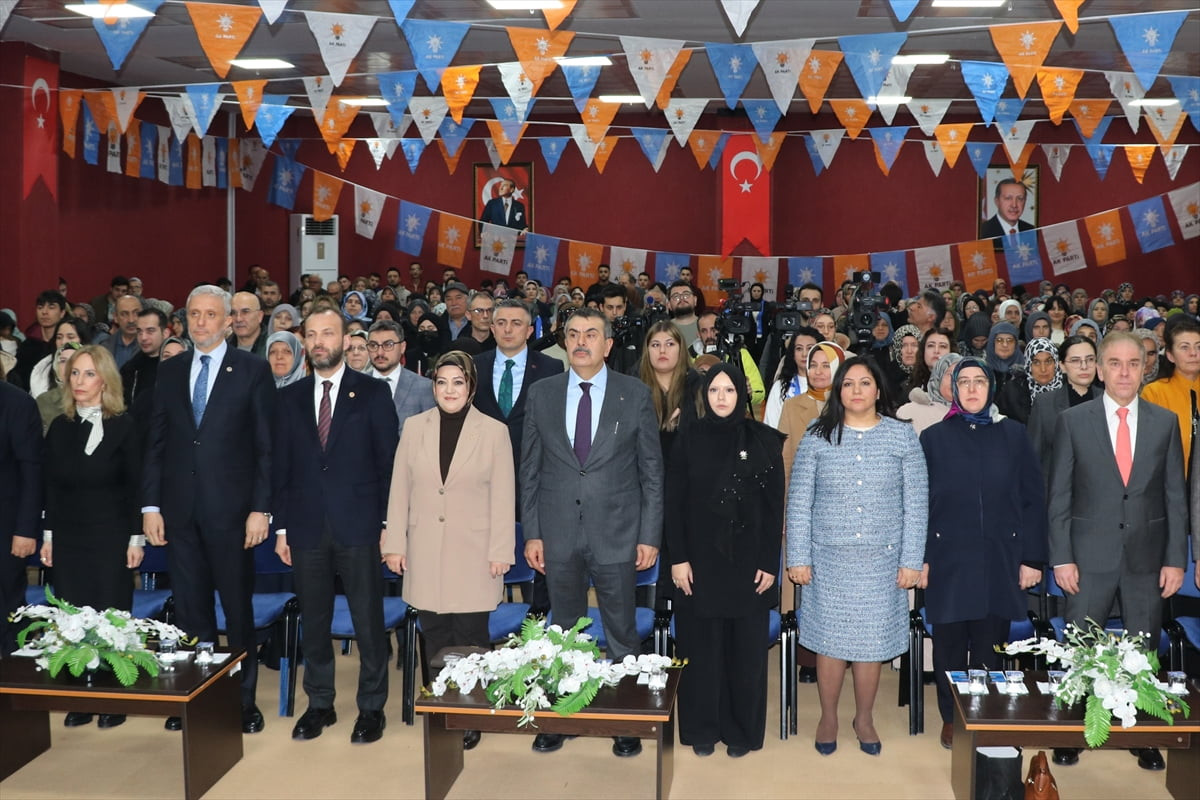 Milli Eğitim Bakanı Yusuf Tekin (ortada), bazı programlar için geldiği Kütahya’da, AK Parti...