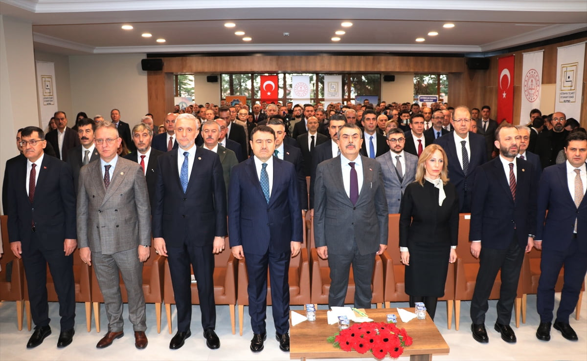 Milli Eğitim Bakanı Yusuf Tekin (sağ 4), Kütahya Ticaret ve Sanayi Odası'nda gerçekleşen "Mesleki...