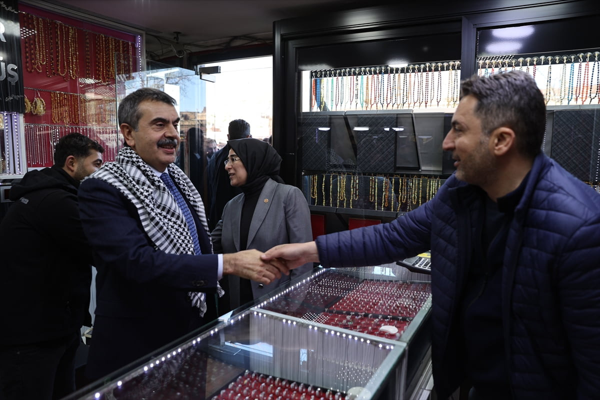 Milli Eğitim Bakanı Yusuf Tekin, Şanlıurfa'daki temasları kapsamında Balıklıgöl Caddesi'ndeki...