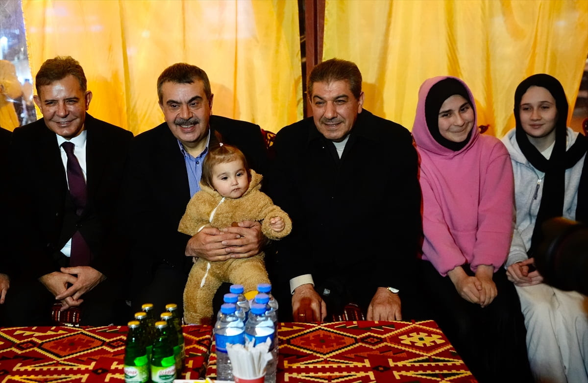 Milli Eğitim Bakanı Yusuf Tekin (sol 2) ve Esenler Belediye Başkanı Tevfik Göksu (sağ 3) Esenler...