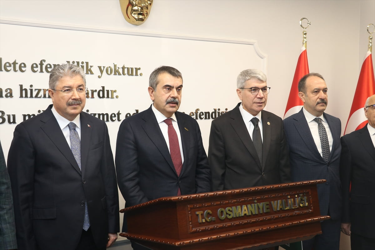 Milli Eğitim Bakanı Yusuf Tekin (sol 2), ziyaret ettiği Osmaniye Valiliği'nde Şeref Defteri'ni...