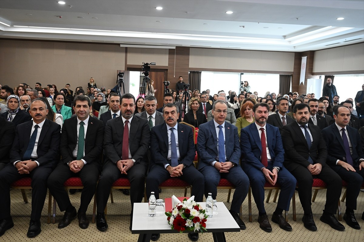 Milli Eğitim Bakanı Yusuf Tekin (sol 4), Türkiye Yüzyılı Maarif Modeli'nde yer alan kazanımlarla...