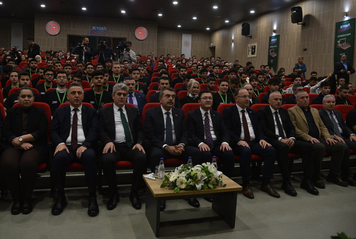 Milli Eğitim Bakanı Yusuf Tekin (solda 4), Gençlik ve Spor Bakanlığı Kredi ve Yurtlar Genel...