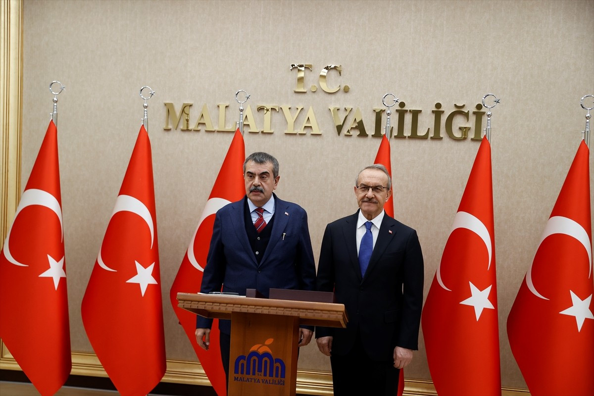 Milli Eğitim Bakanı Yusuf Tekin (solda), çeşitli ziyaretler için geldiği kentte Malatya Valisi...