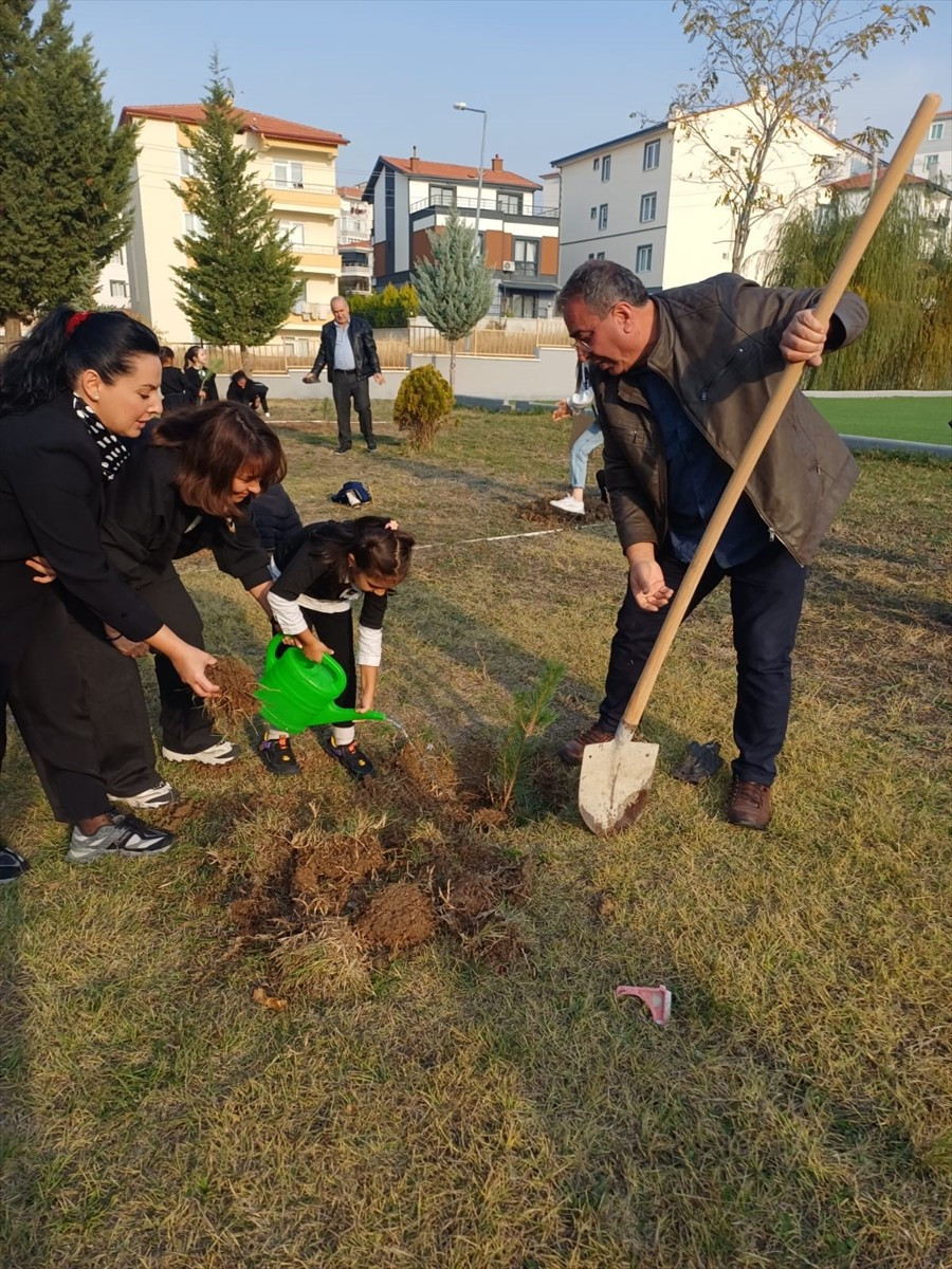 Milli Eğitim Bakanlığına (MEB) bağlı 81 ildeki okullarda düzenlenen etkinliklerde öğrenciler...