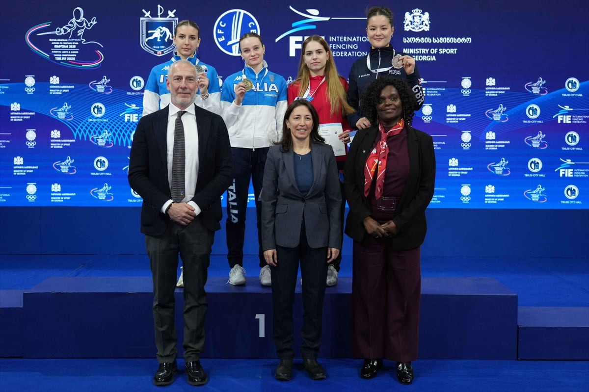 Milli eskrimci Alara Atmaca (arkada sağ 2), Gürcistan'da düzenlenen Avrupa Gençler Şampiyonası'nda...