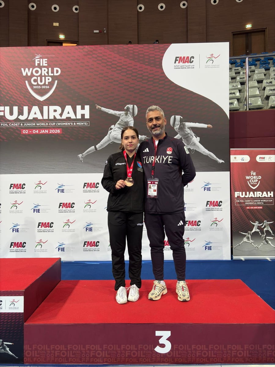 Milli eskrimci Alara Atmaca, Birleşik Arap Emirlikleri'nde düzenlenen Yıldızlar Dünya Kupası'nda...