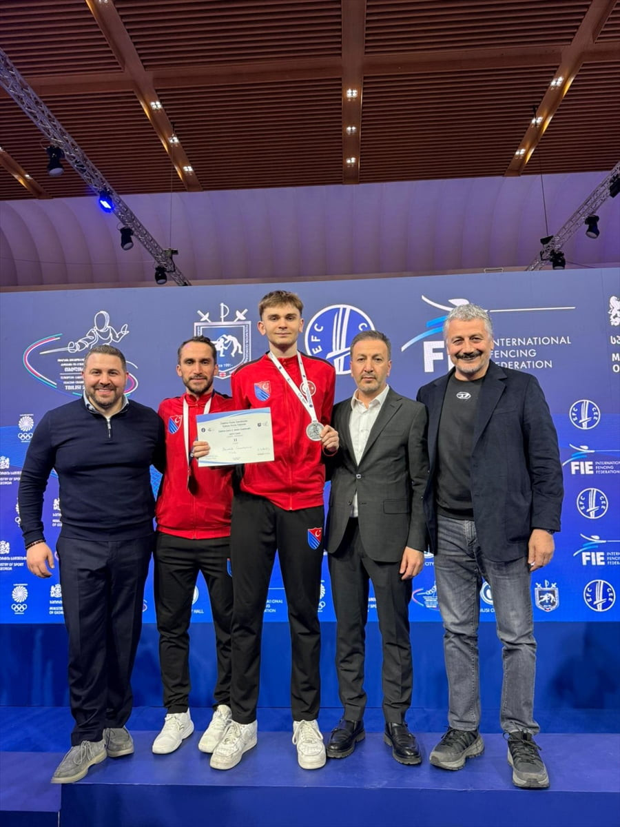 Milli eskrimci Candeniz Berrak (ortada), Gürcistan'ın başkenti Tiflis'teki Avrupa Yıldızlar Eskrim...