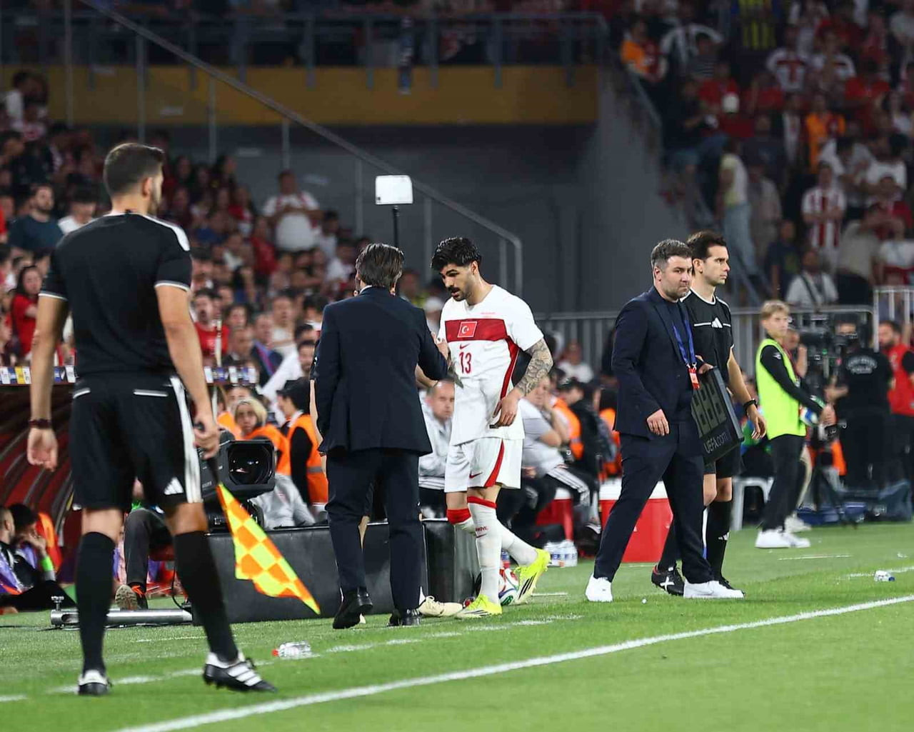 MİLLİ FUTBOLCU EREN ELMALI, KUZEY MAKEDONYA MAÇINDA YAŞADIĞI SAKATLIKTAN DOLAYI OYUNA DEVAM...