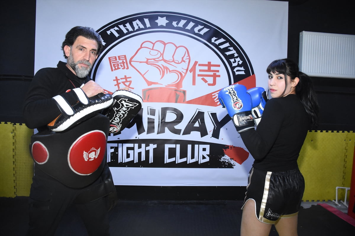 Milli ju jitsu sporcusu Ayşegül Ay (sağda), Türkiye ve Avrupa şampiyonalarında elde ettiği...