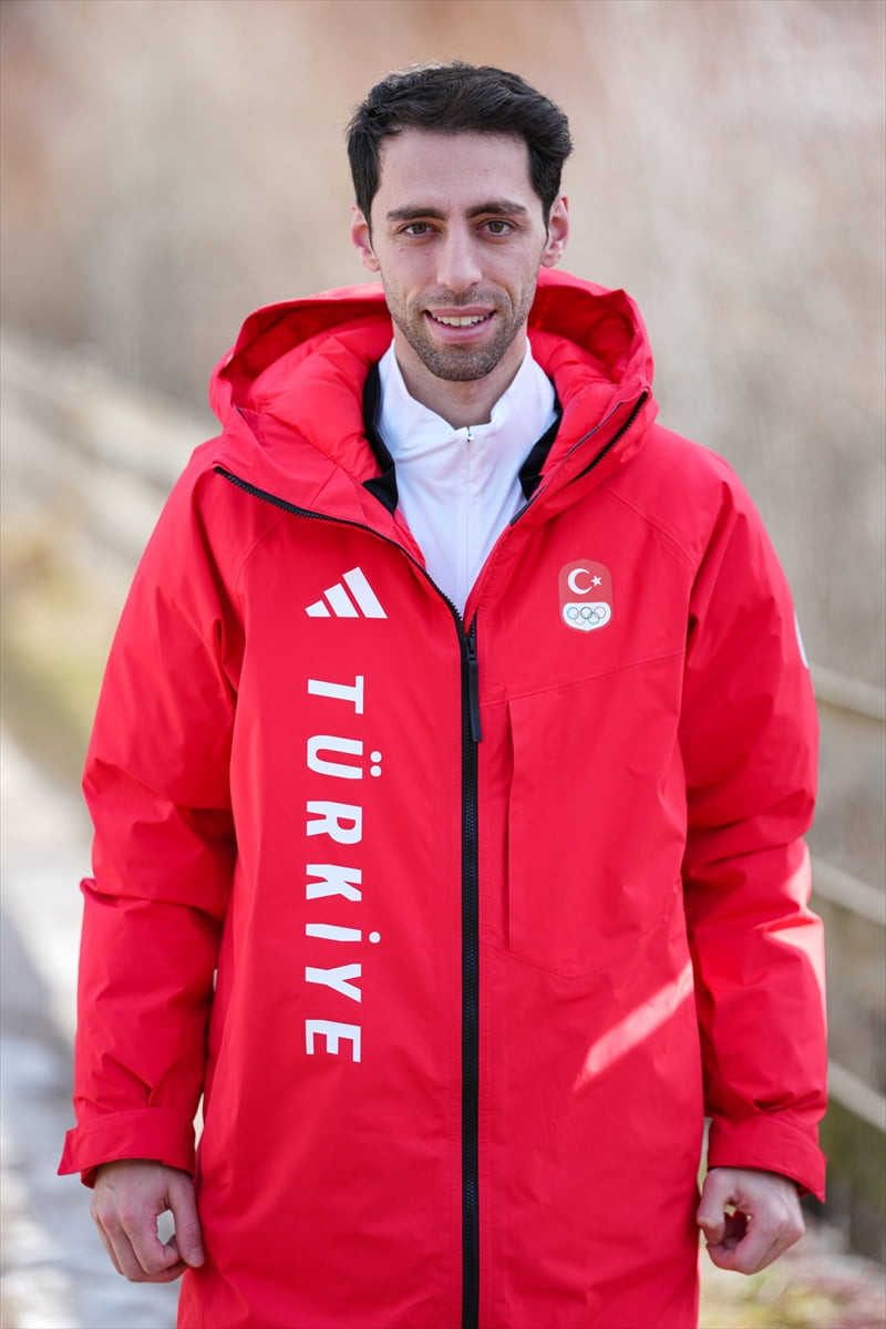 Milli kayakçı Fatih Arda İpcioğlu, Predazzo'daki olimpiyat köyünde AA muhabirinin sorularını...