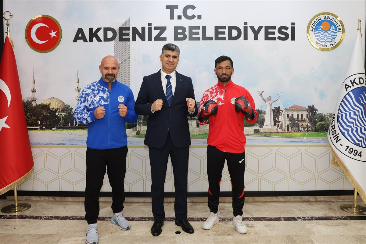 Milli kick boksçu Hatip Emlek (sağda), 21-30 Kasım'da Birleşik Arap Emirlikleri'nde düzenlenecek...