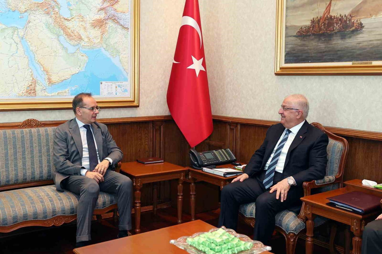 MİLLİ SAVUNMA BAKANI YAŞAR GÜLER, İTALYA’NIN ANKARA BÜYÜKELÇİSİ GİUSEPPE MANZO İLE MAKAMINDA...