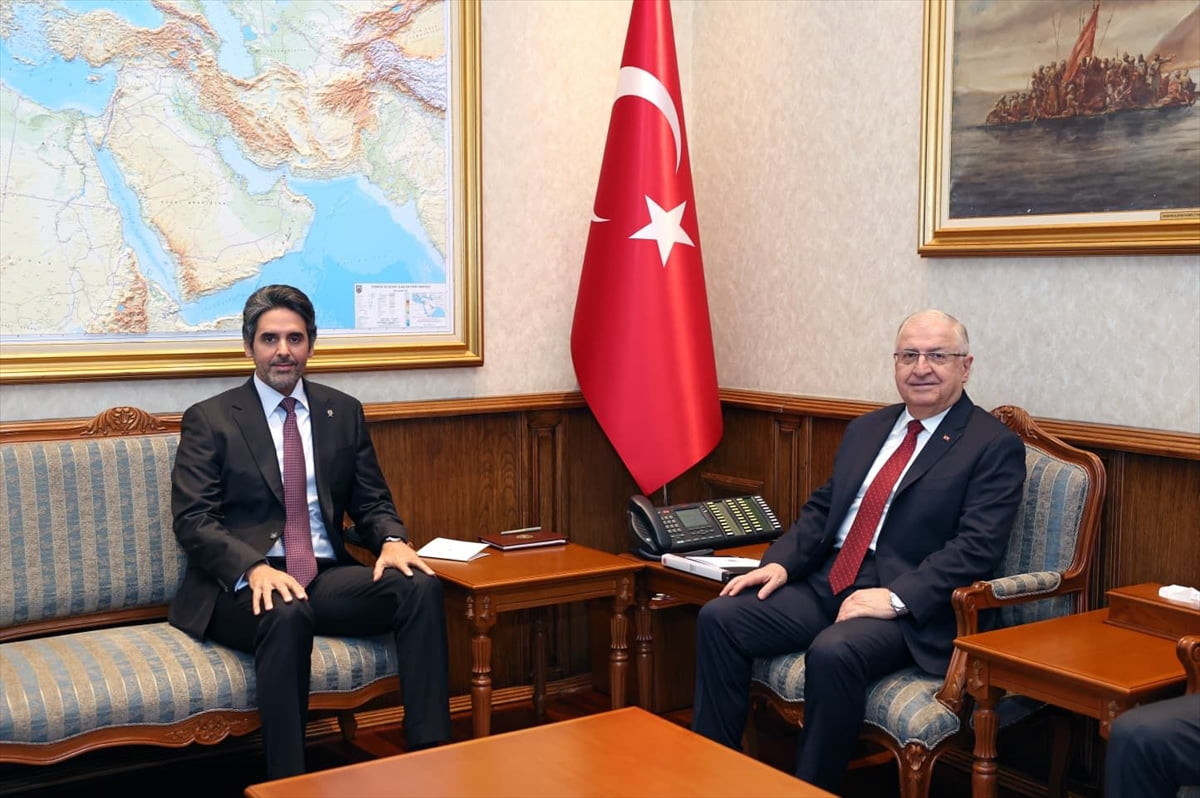 Milli Savunma Bakanı Yaşar Güler, Katar'ın Ankara Büyükelçisi Faisal bin Abdullah Al-Henzab'ı...