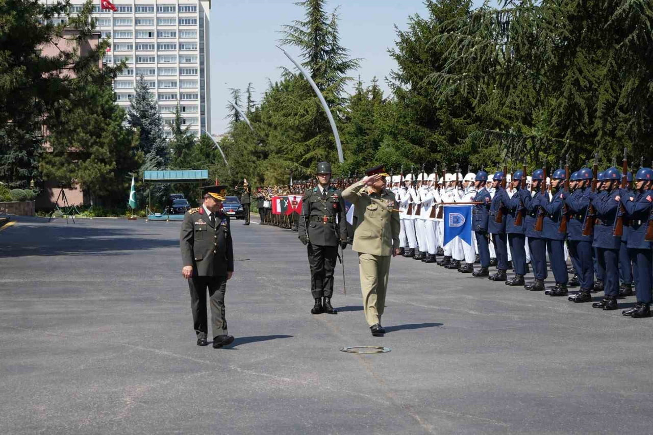 MİLLİ SAVUNMA BAKANI YAŞAR GÜLER, MISIR SİLAHLI KUVVETLER BAŞKOMUTANI VE SAVUNMA VE ASKERİ ÜRETİM...