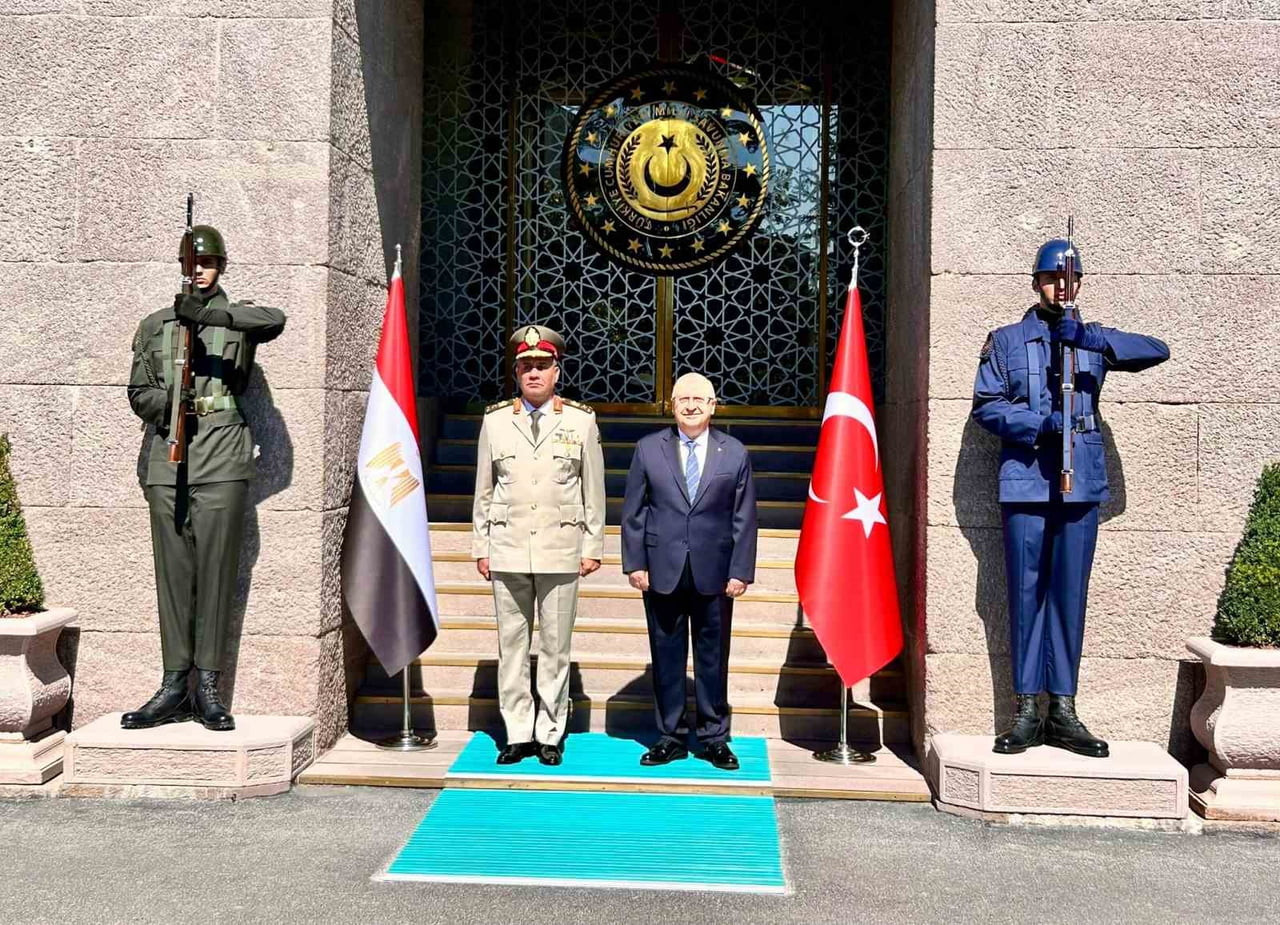 MİLLİ SAVUNMA BAKANI YAŞAR GÜLER, MISIR SİLAHLI KUVVETLER BAŞKOMUTANI VE SAVUNMA VE ASKERİ ÜRETİM...