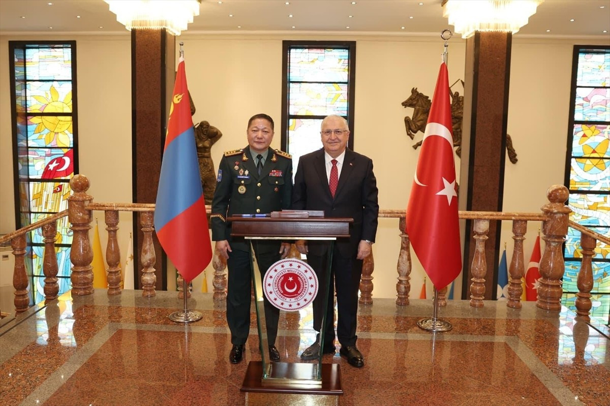 Milli Savunma Bakanı Yaşar Güler, Moğolistan Genelkurmay Başkanı Korgeneral Ganbyamba Sunrev'i...