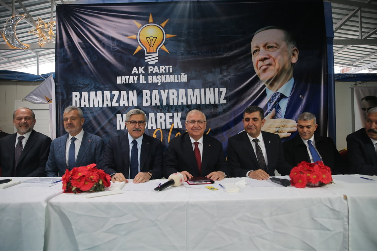 Milli Savunma Bakanı Yaşar Güler (ortada), AK Parti İl Başkanlığında bayramlaşma programına...