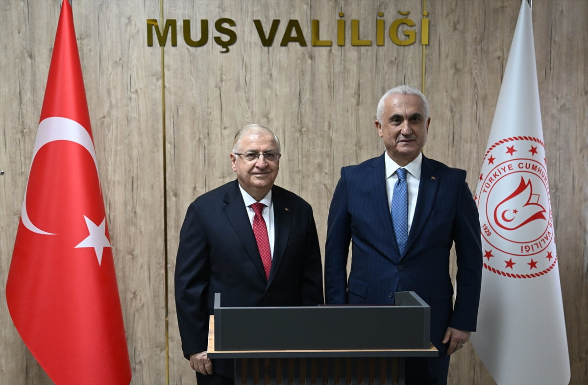 Milli Savunma Bakanı Yaşar Güler, programlara katılmak üzere Muş'a geldi. Bakan Güler, Muş...