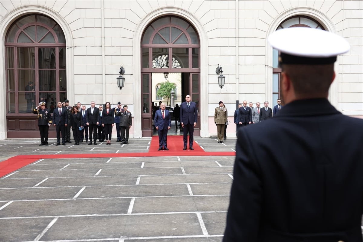 Milli Savunma Bakanı Yaşar Güler, Roma'da İtalya Savunma Bakanı Guido Crosetto ile bir araya...