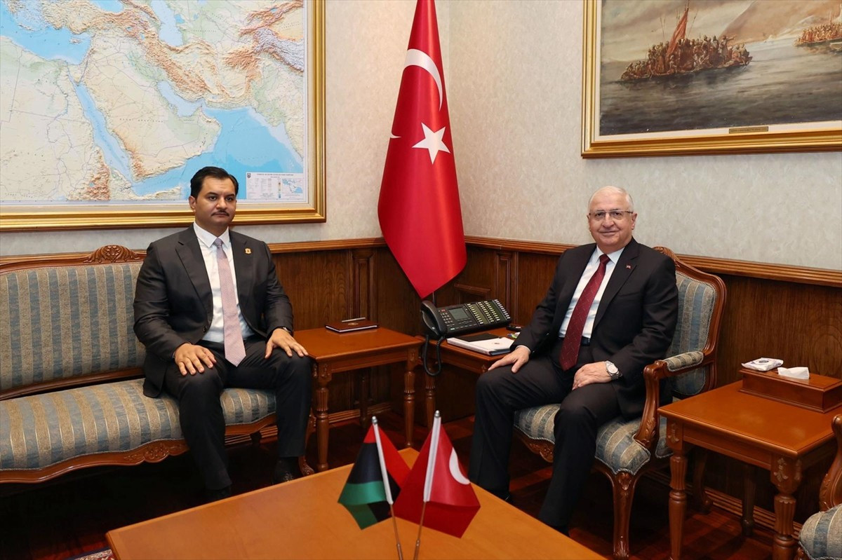 Milli Savunma Bakanı Yaşar Güler (sağda), Libya Ulusal Ordusu Genel Komutan Yardımcısı Orgeneral...