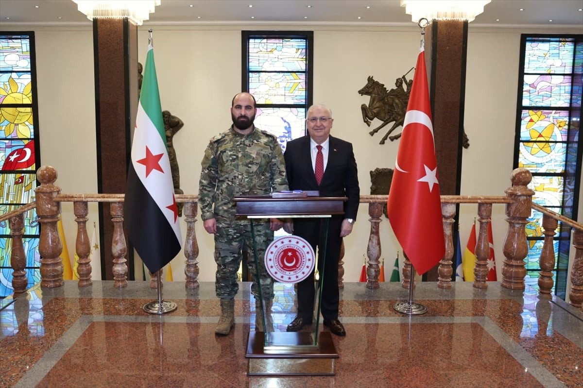 Milli Savunma Bakanı Yaşar Güler (sağda), Suriye Genelkurmay Başkanı Tümgeneral Nureddin Ali...
