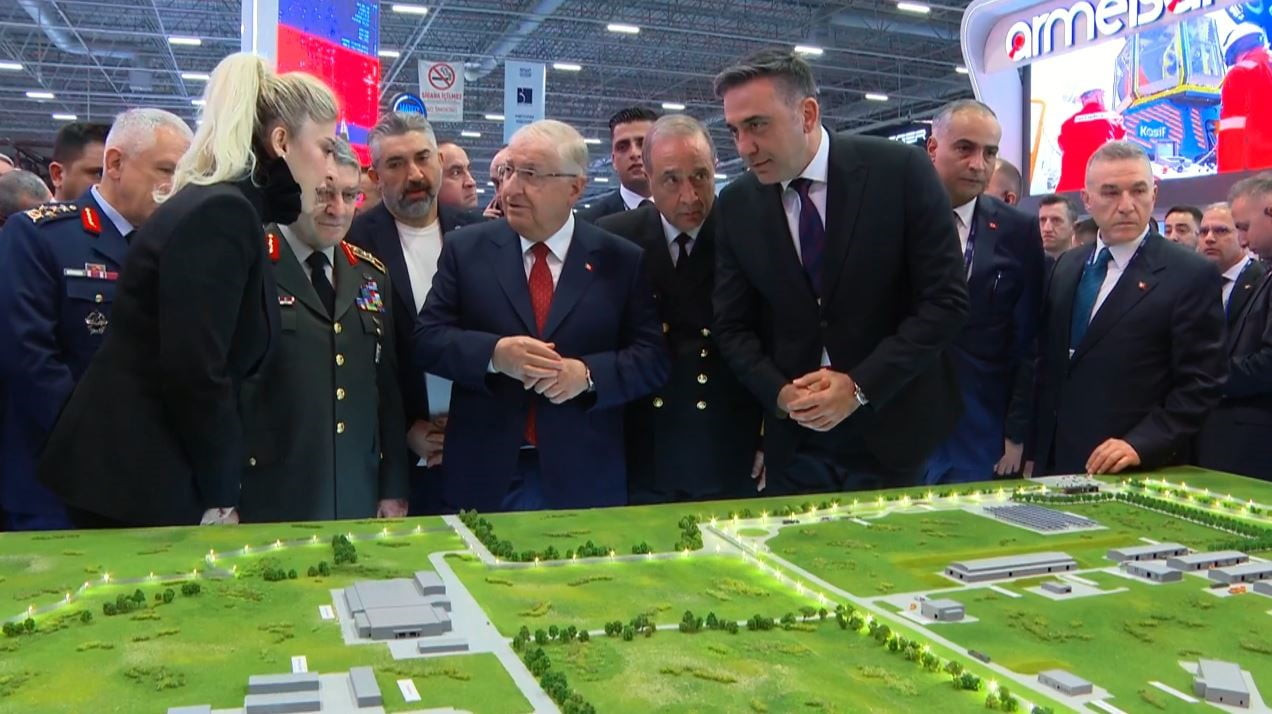 MİLLİ SAVUNMA BAKANI YAŞAR GÜLER, SAHA EXPO'DA YER ALAN SAVUNMA SANAYİİ ŞİRKETLERİNİN STANTLARINI...