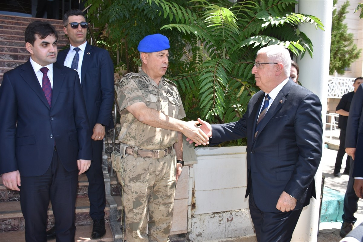 Milli Savunma Bakanı Yaşar Güler, Şırnak Valiliğini ziyaret etti. Valilik önünde yapılan...