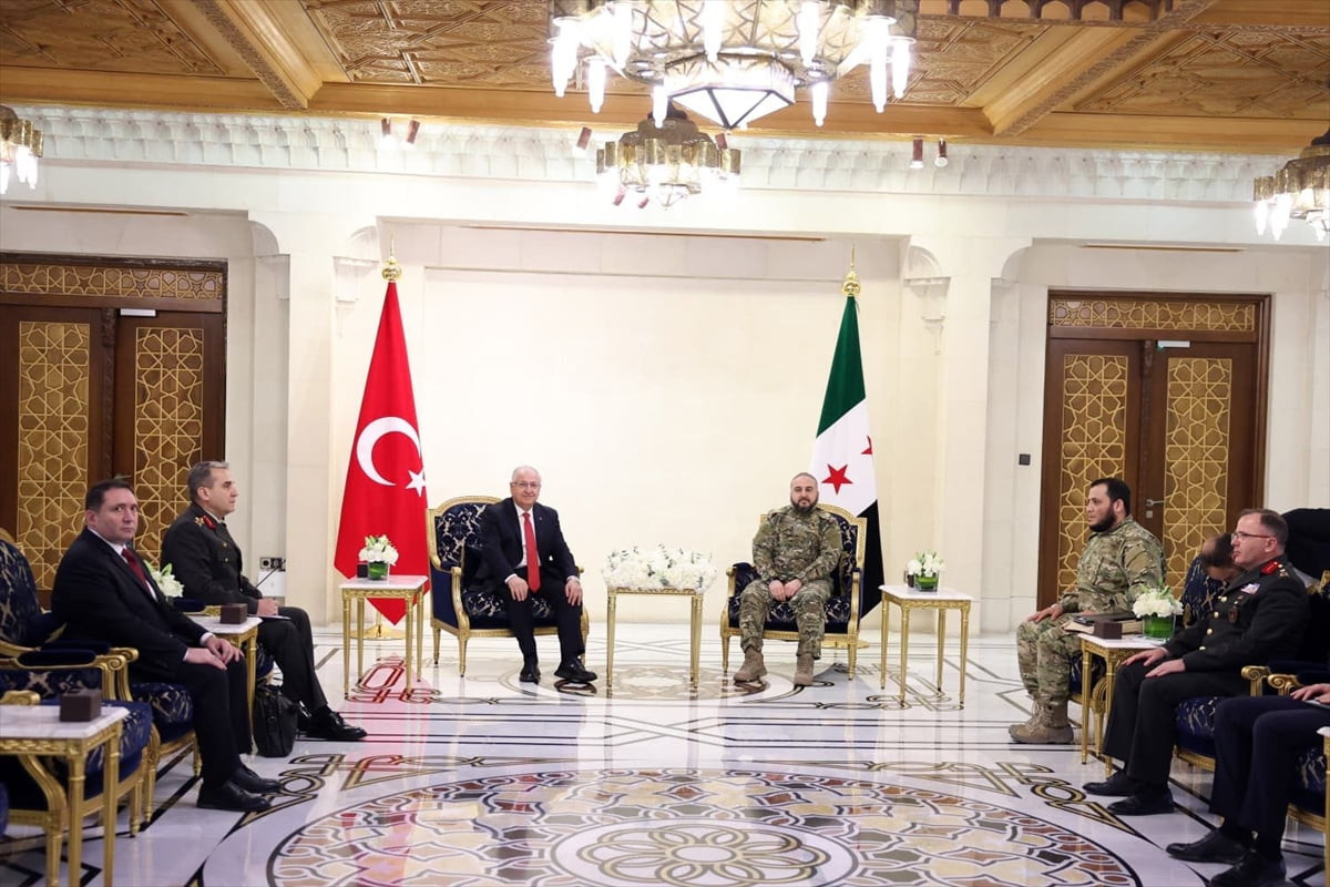 Milli Savunma Bakanı Yaşar Güler (sol 3), Şam'da, Suriye Savunma Bakanı Tümgeneral Murhaf Ebu...