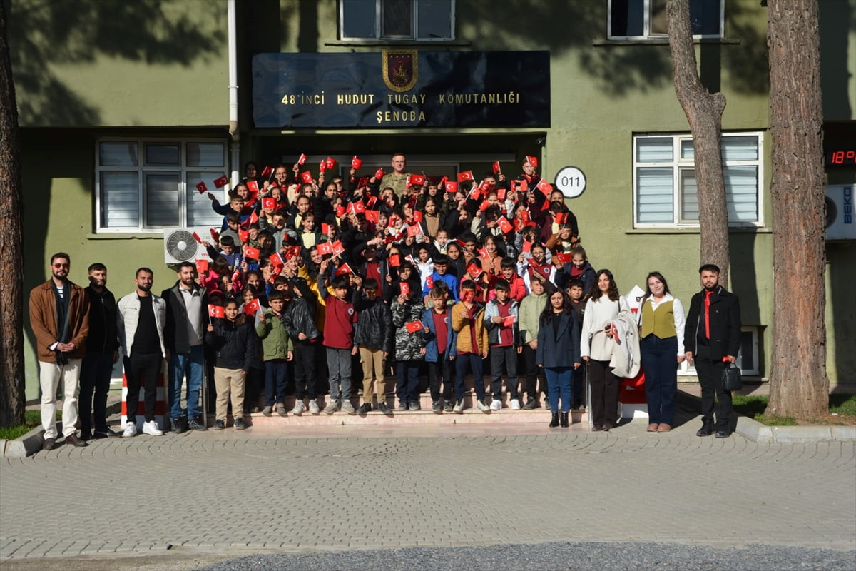 Milli Savunma Bakanlığı, "Mehmetçikle Bir Gün Projesi" kapsamında öğrencilerin, askerlik mesleğini...