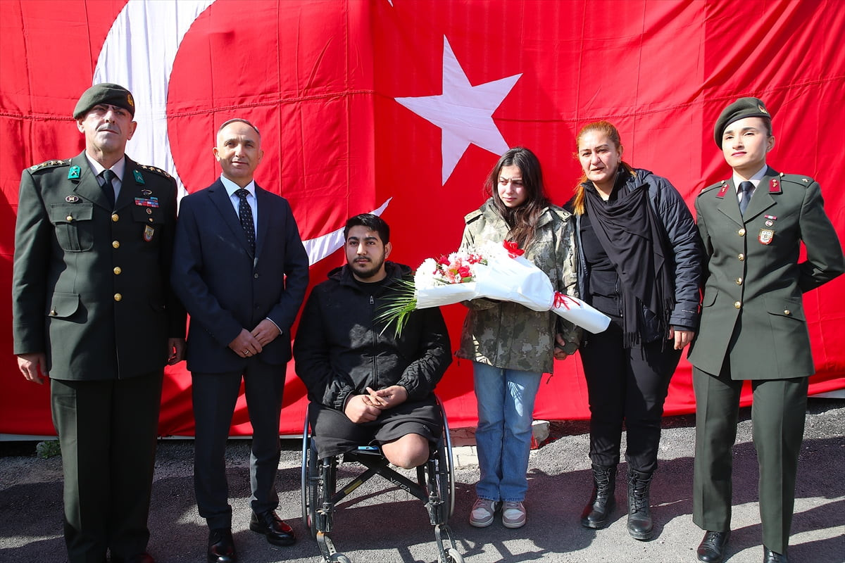 Milli Savunma Bakanlığının (MSB) girişimleriyle Hatay'da, afetzede Beliz Aydın (sağ 3) kendisine 6...