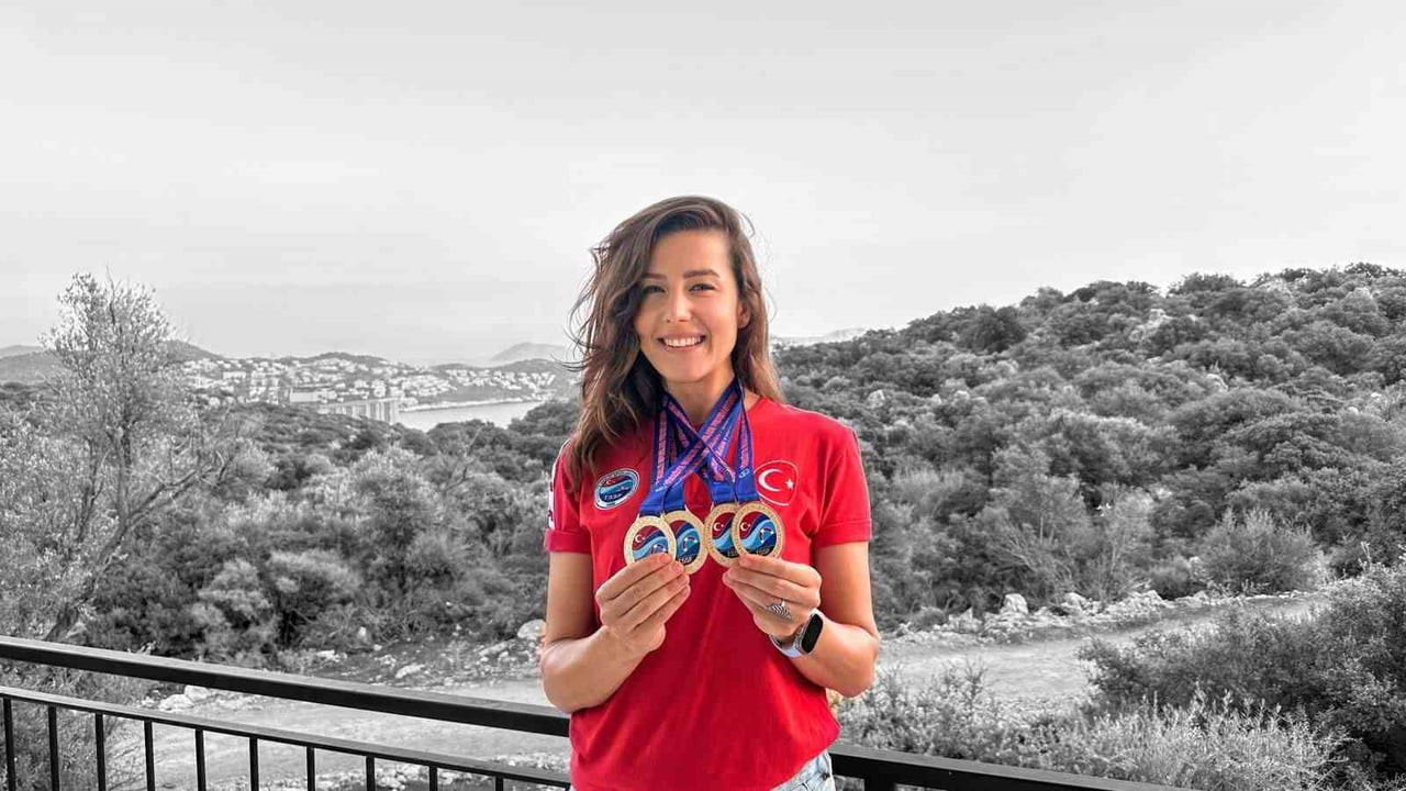MİLLİ SPORCU BİRGÜL ERKEN, FİNLANDİYA'NIN LAUKAA BÖLGESİNDEKİ LAKE SİİKAJRVİ'DE, MONOPALET İLE BUZ...