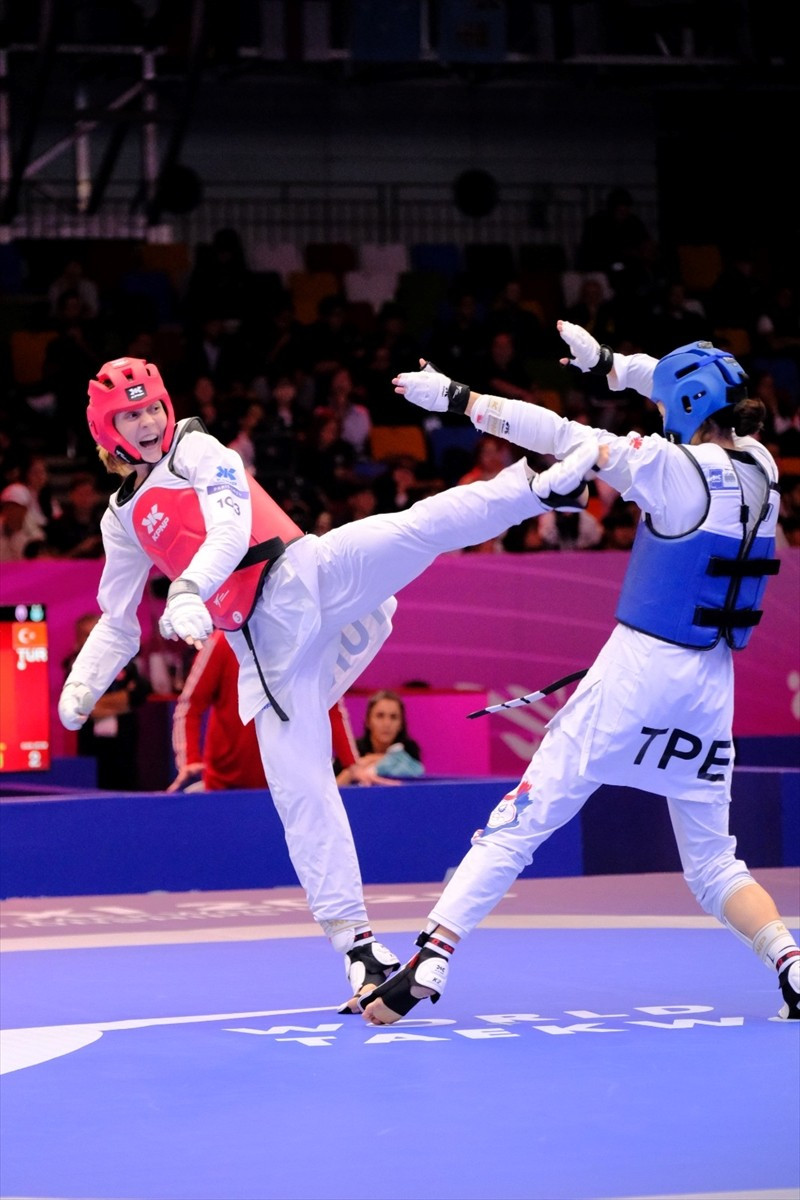 Milli sporcu Merve Dinçel Kavurat (solda), Çin'de düzenlenen Dünya Tekvando Şampiyonası'nda altın...