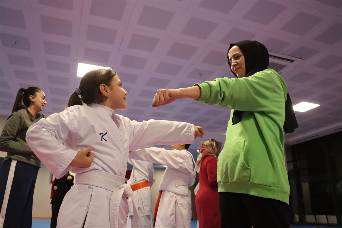 Milli sporcu ve karate antrenörü Arzu Koç, Erzincan'da 9 yıldır sürdürdüğü "Annemle Karate...