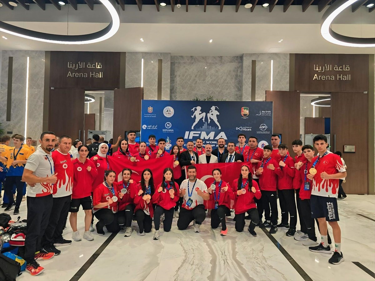 Milli sporcular, Birleşik Arap Emirlikleri'nde düzenlenen Gençler Dünya Muaythai Şampiyonası'nda...
