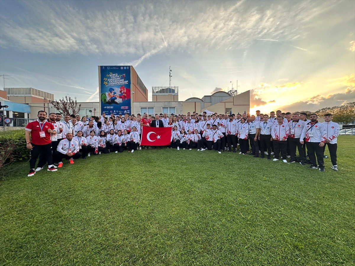 Milli sporcular, İtalya'da düzenlenen Avrupa Gençler Kick Boks Şampiyonası'nda 9'u altın, 16'sı...
