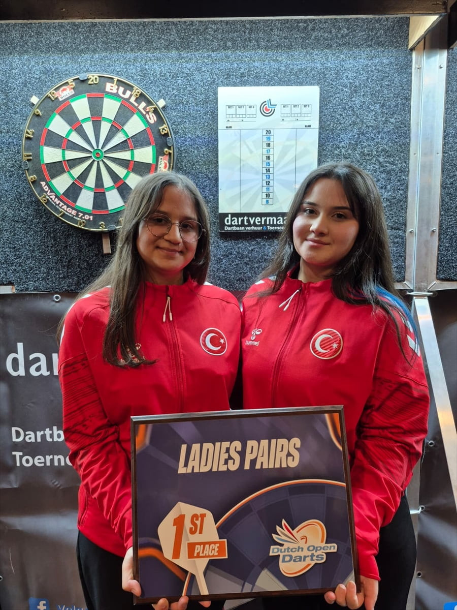 Milli sporcular Zehra Gemi ve Ayşegül Karagöz, Hollanda Açık Dart Turnuvası'nda çift kadınlar...