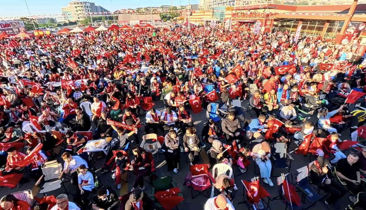 MİLLİ TAKIMIN 24 YIL ARADAN SONRA YENİDEN DÜNYA KUPASI SAHNESİNE ÇIKMASININ COŞKUSU TÜM YURTTA...