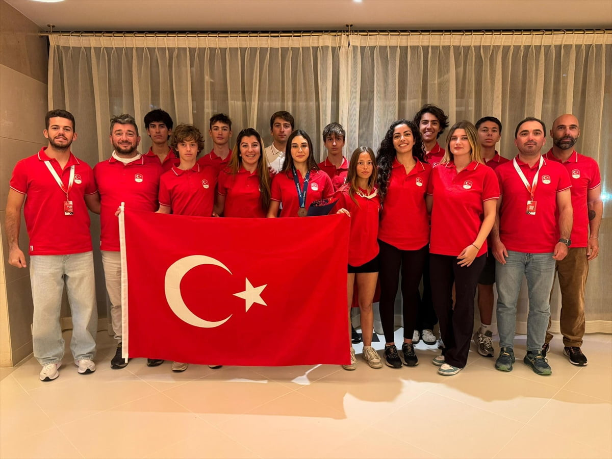 Milli yelkenci Nurhayat Güven (ortada), Portekiz'de düzenlenen World Sailing Gençler Dünya...