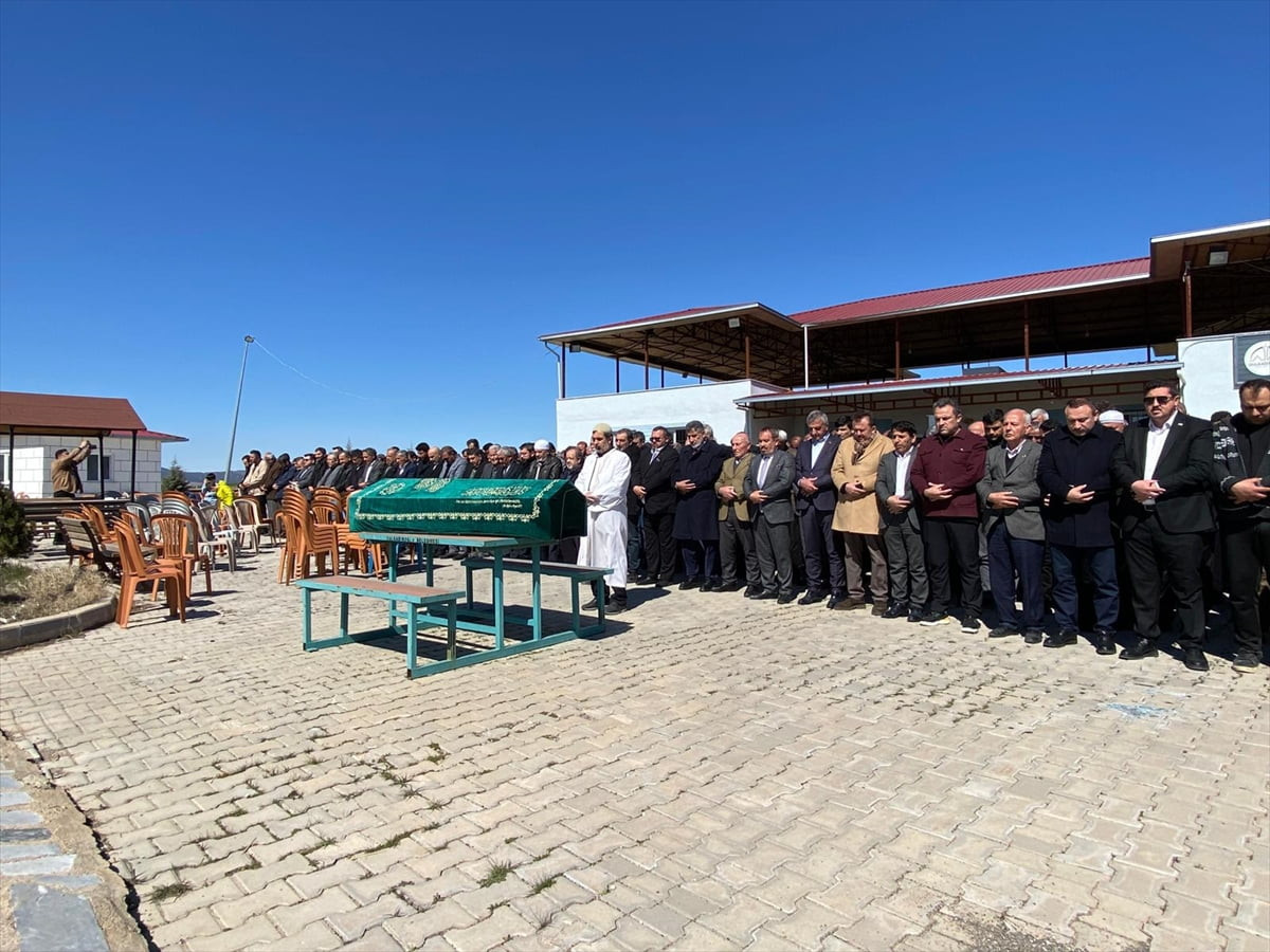 Milli Yol Partisi Genel Başkanı Remzi Çayır'ın vefat eden annesi Esme Çayır'ın cenazesi...