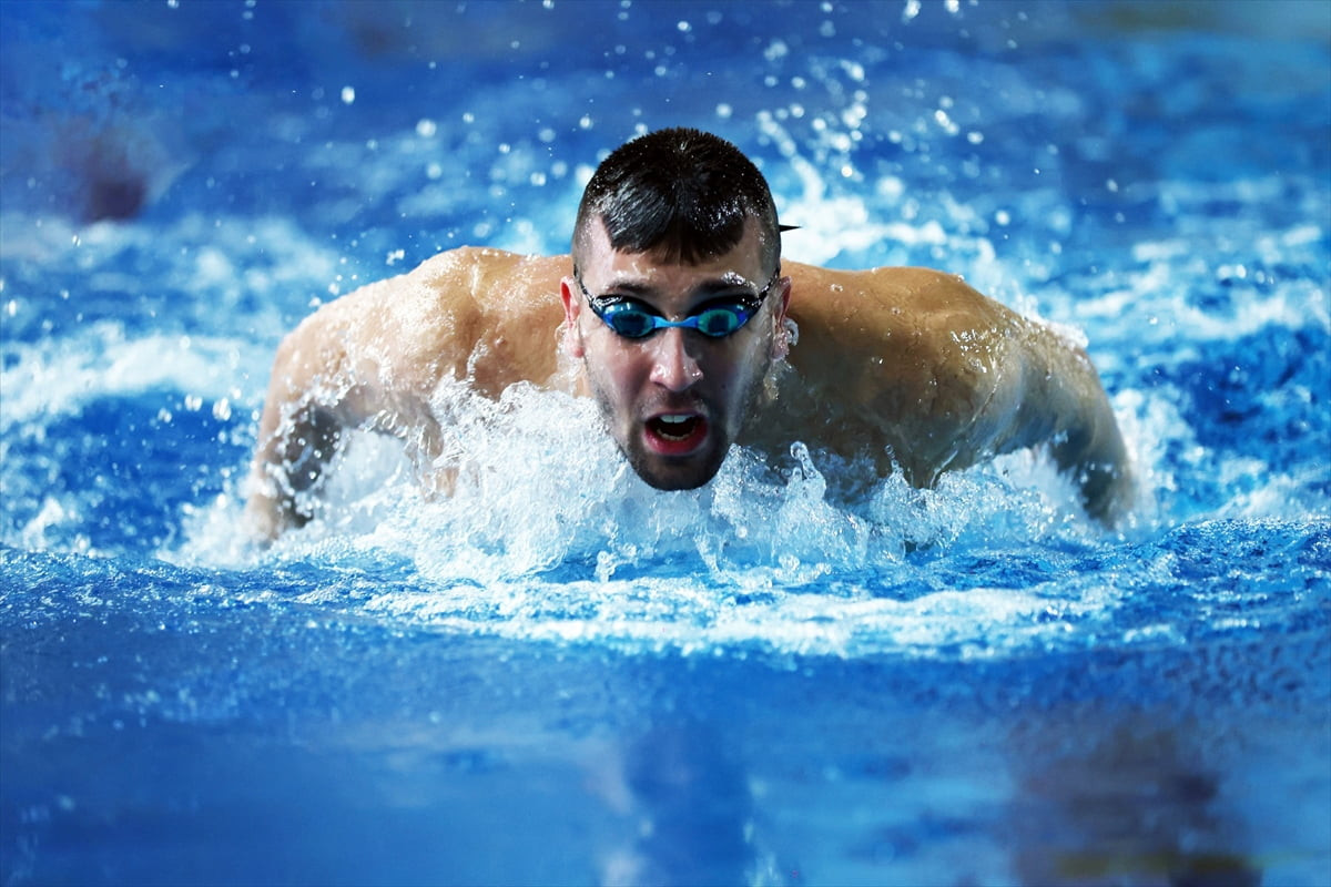 Milli yüzücü Emre Sakçı, antrenman programı kapsamında çalışmalarını Dokuz Eylül Üniversitesi...
