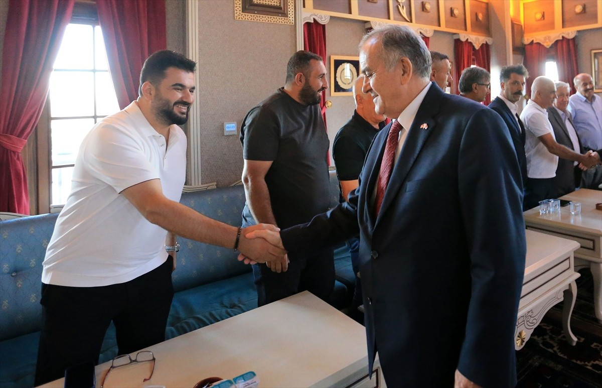 Milliyetçi Hareket Partisi (MHP) Grup Başkanvekili ve Manisa Milletvekili Erkan Akçay (sağda)...