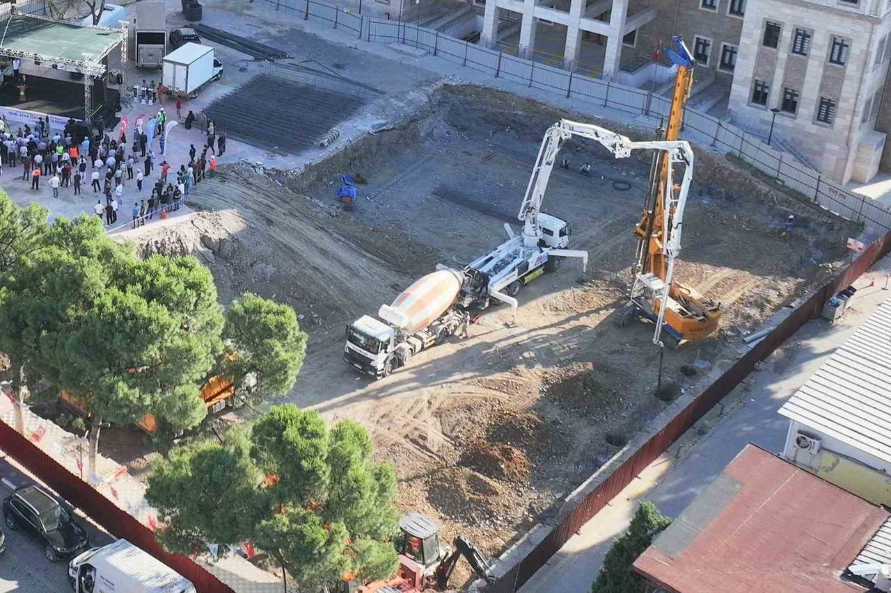MİMAR FERDİ ZEYREK KENT MEYDANI VE YERALTI OTOPARKI PROJESİ'NİN TEMELİ TÖRENLE ATILDI