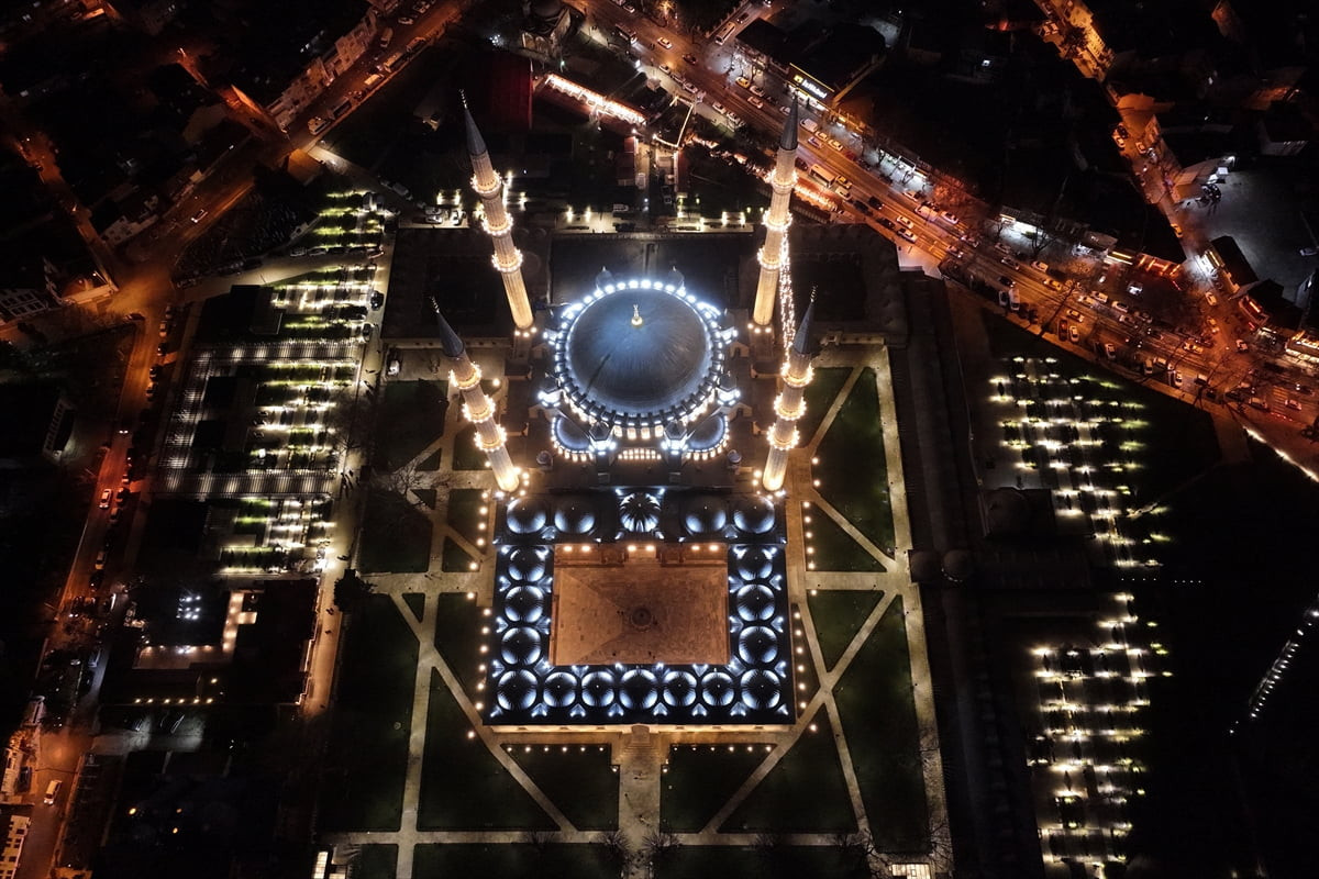  Mimar Sinan'ın "ustalık eserim" dediği Selimiye Camisi, yenilenen aydınlatma sistemiyle...