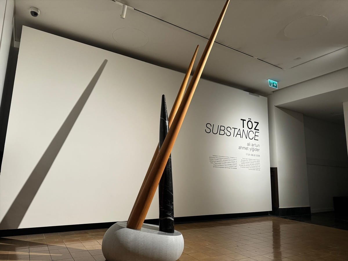 Mimarlığın köklerine ve sezgisel diline odaklanmayı amaçlayan "Töz" sergisi, Galata Rum Okulu'nda...