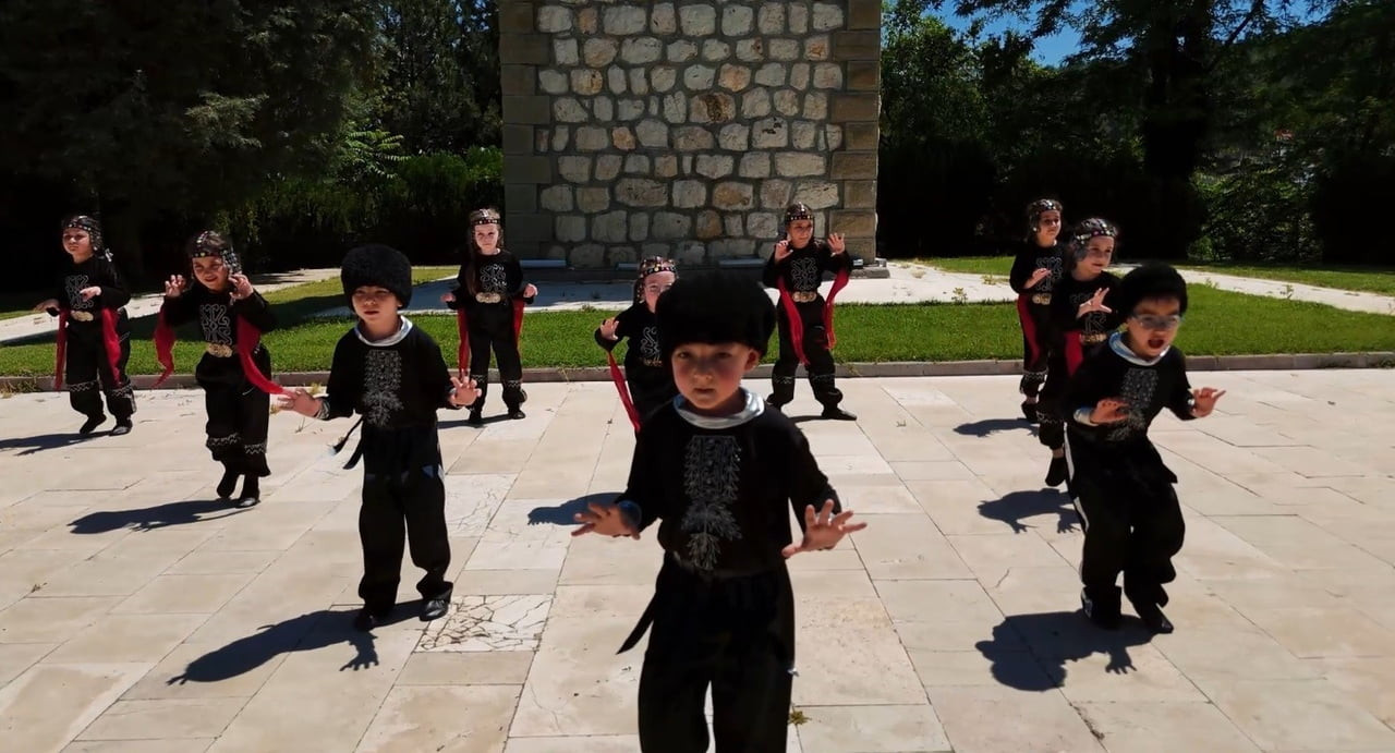MİNİK ÖĞRENCİLER DÜNYACA ÜNLÜ 'KARTAL DANSI'NI BİLECİK'TE SAHNELEDİ