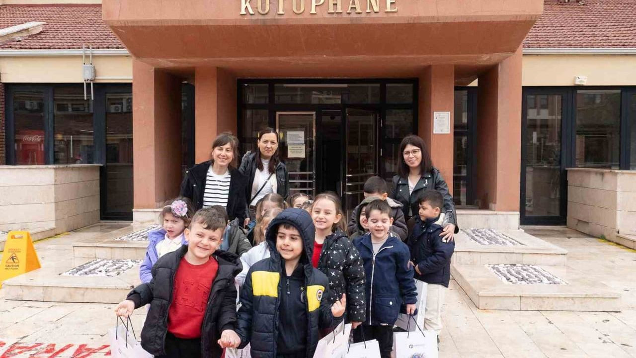 Minik Öğrenciler Kütüphane Haftasında Kitaplarla Buluştu