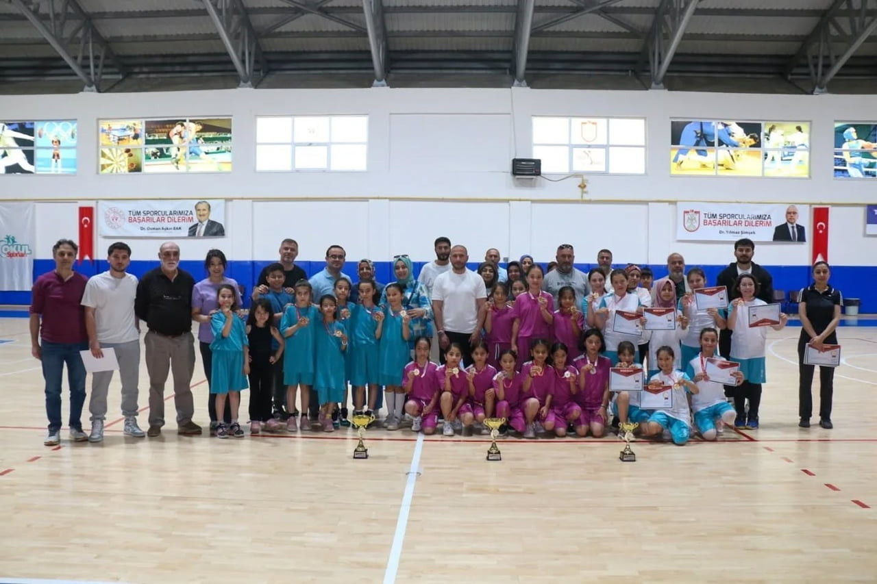MİNİKLER A KIZLAR BASKETBOL MÜSABAKALARI’NDA RAKİPLERİNİ GERİDE BIRAKAN ŞEYH ŞAMİL İLKOKULU...
